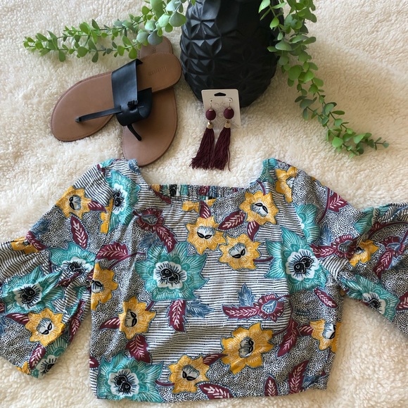 BCBGeneration rayon cropped top with flared short sleeves and open back. - Picture 2 of 7